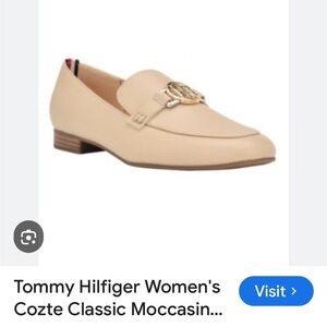 Tommy Hilfiger sz 9 1/2 Light beige nude Cozte Moccasin Loafer Gold Medallion